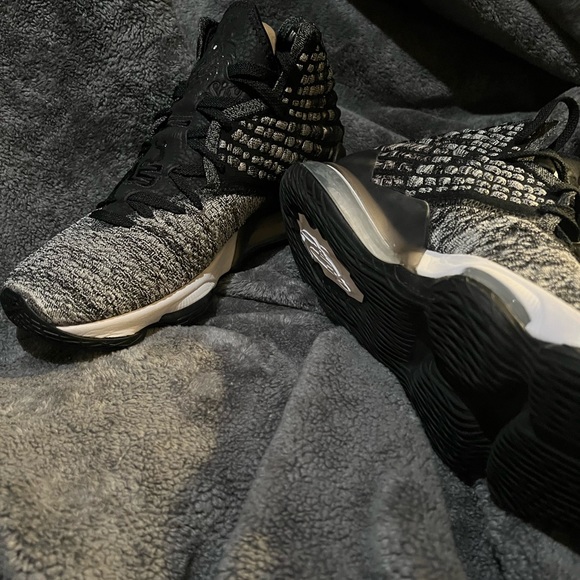 NIKE LEBRON 17 BLACK WHITE - Picture 9 of 10